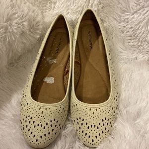 White MT Size 11W Cream Flats